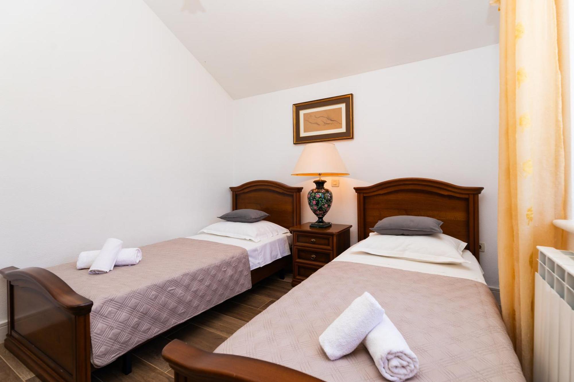 Villa Agape - Three Bedroom On 15k M2 Olive Grove - Incredible 360 View - Free Parking - Private Pool And Jacuzzi Mirca (Brac)