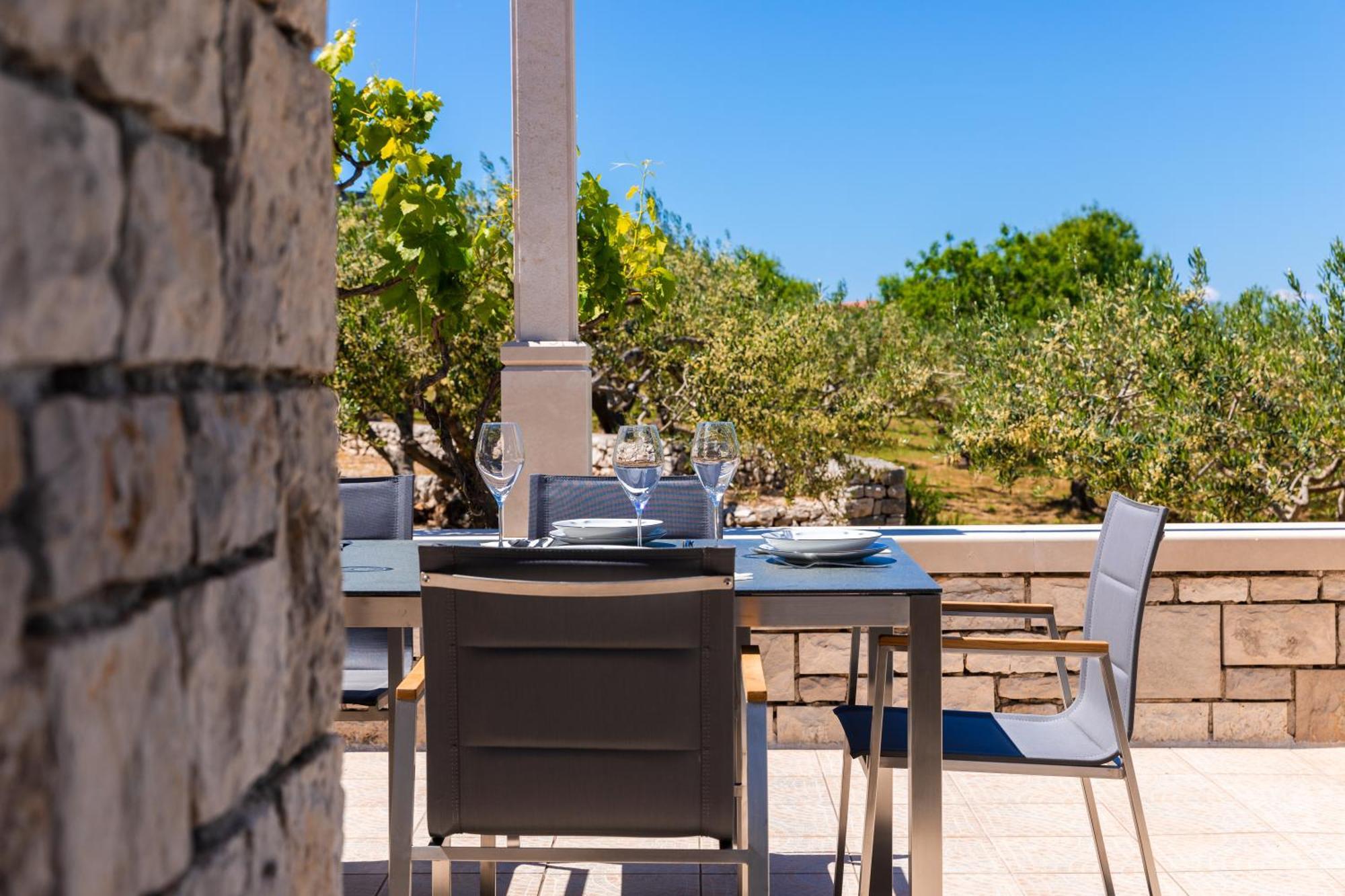 Agape - Three Bedroom On 15k M2 Olive Grove - Incredible 360 View - Free Parking - Private Pool And Jacuzzi Villa Mirca (Brac)