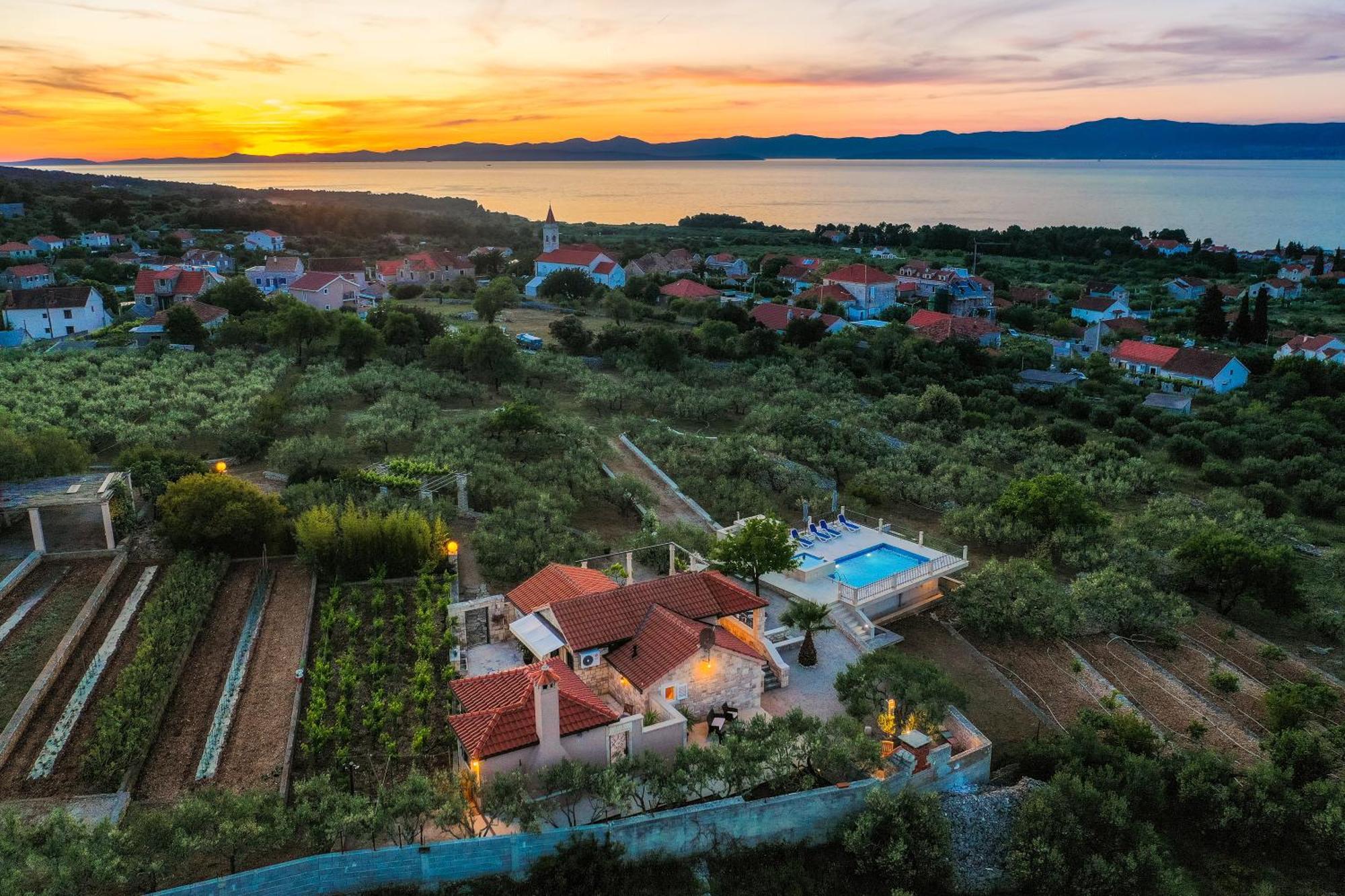 Villa Agape - Three Bedroom On 15k M2 Olive Grove - Incredible 360 View - Free Parking - Private Pool And Jacuzzi Mirca (Brac)