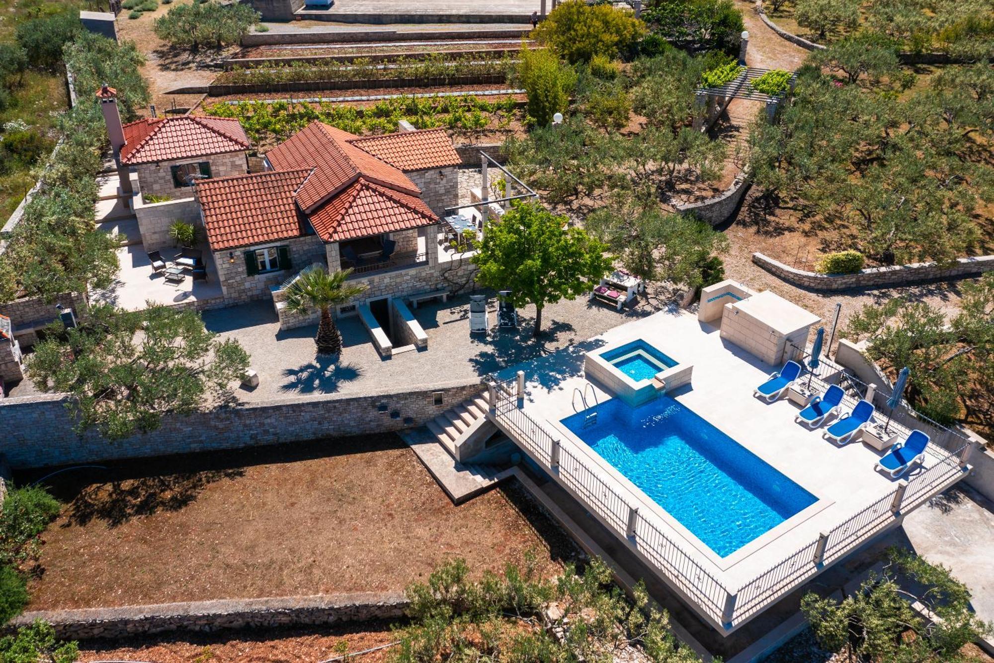 Agape - Three Bedroom On 15k M2 Olive Grove - Incredible 360 View - Free Parking - Private Pool And Jacuzzi Mirca (Brac)